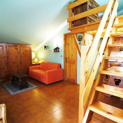 Graziosa mansarda con soppalco in legno