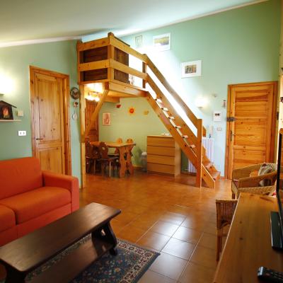 Graziosa mansarda con soppalco in legno