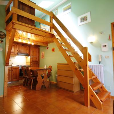 Graziosa mansarda con soppalco in legno