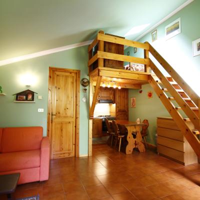Graziosa mansarda con soppalco in legno