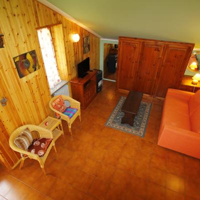 Graziosa mansarda con soppalco in legno