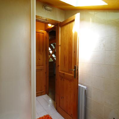 Graziosa mansarda con soppalco in legno
