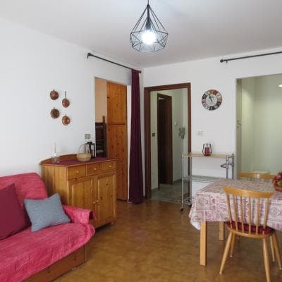 Trilocale ristrutturato, con ampio terrazzo.