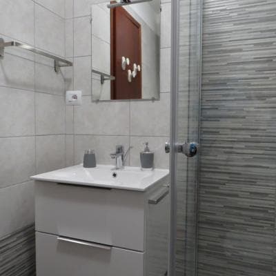 Trilocale ristrutturato, con ampio terrazzo.