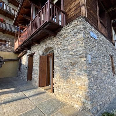 APT. 1 – BILOCALE IN BAITA DI FINE 1800 A 9 KM DA SESTRIERE – Fraz. VILLARDAMOND