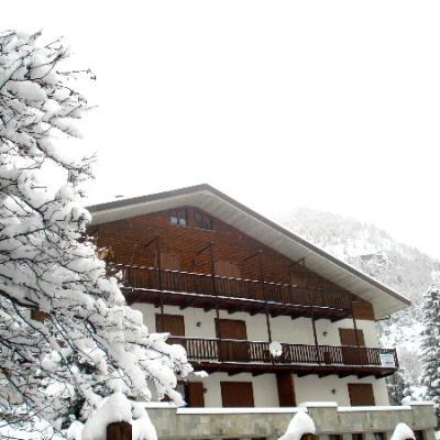 Grazioso monolcale con balcone e box auto.