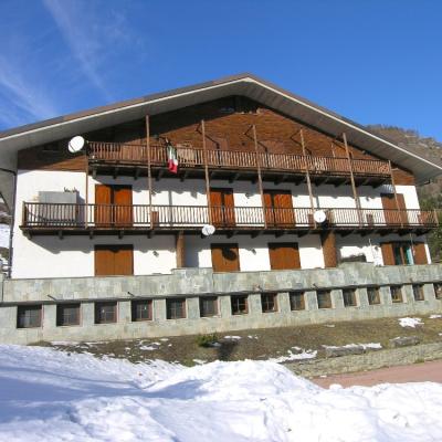 Alloggio di generosa metratura immerso nel verde.