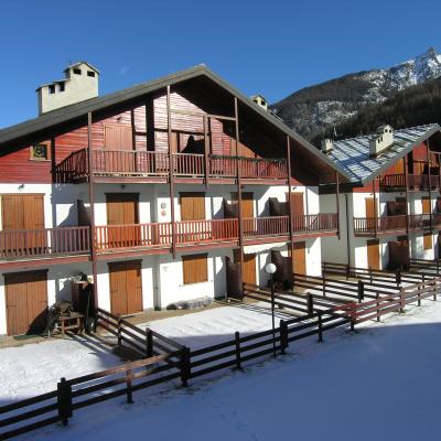 Ampio box auto in zona centrale con cantina.