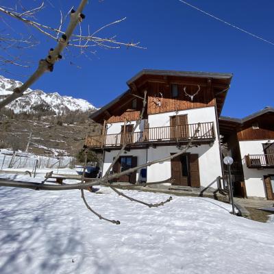 Suggestivo e ampio trilocale nella frazione di Pourrieres