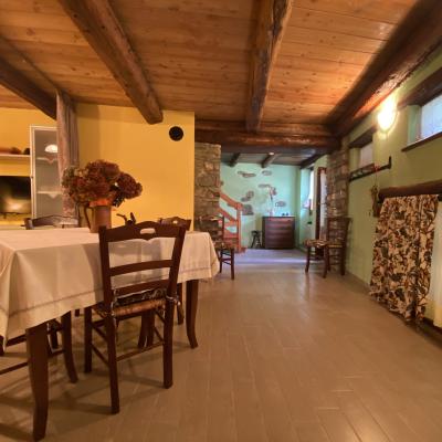 Accogliente trilocale nel borgo dei murales di Usseaux