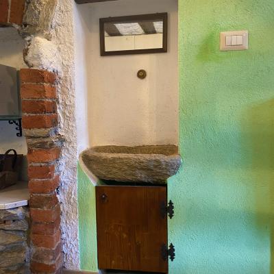 Accogliente trilocale nel borgo dei murales di Usseaux